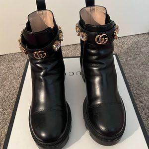 Gucci leather ankle boot with belt